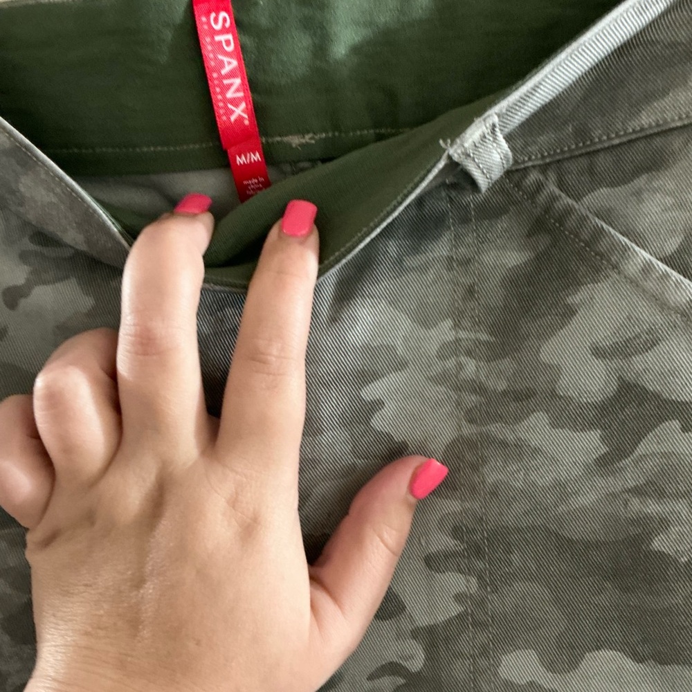 Spanx Stretch Twill Shorts 6" Stonewash Camo Green Women’s Size Medium - Picture 5 of 6
